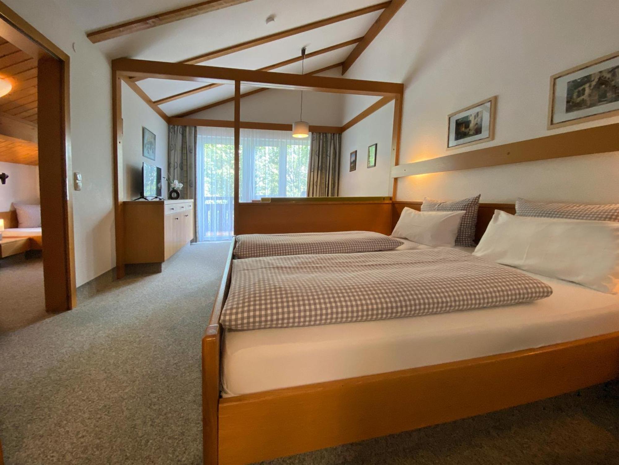 Appartement-Hotel Happy Kienberg Пфронтен Стая снимка